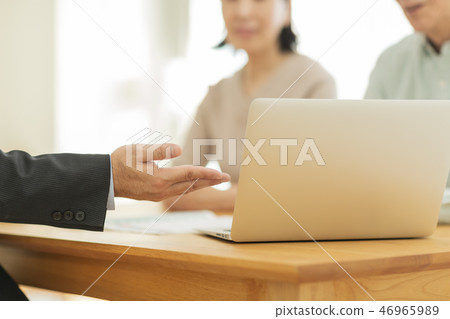 Businessman explaining to middle aged couple 46965989