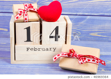 Cube calendar with gifts and red heart 46969364