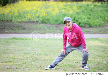 Elderly men who stretch their legs in the park 46969666
