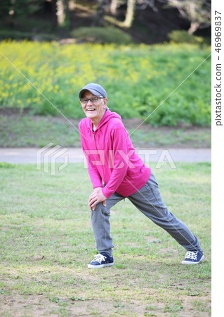 伸展阿基里斯腱的年長人在公園 46969837