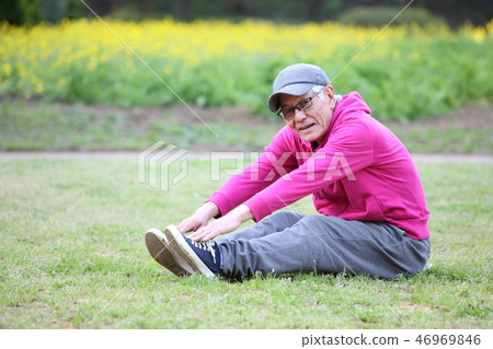 一名長著戶外長臂的老人 一名長著戶外長臂的老人 46969846