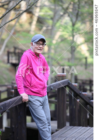 森林浴本質上的年長人 森林浴本質上的年長人 46969847