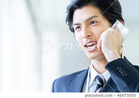叫一個年輕商人的男性僱員 叫一個年輕商人的男性僱員 46973050