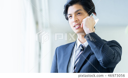 叫一個年輕商人的男性僱員 叫一個年輕商人的男性僱員 46973056