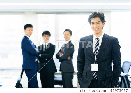 四名男性辦公室工作者的企業圖像 46973087