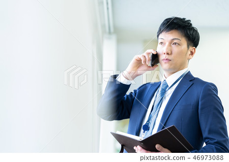 叫一個年輕商人的男性僱員 46973088
