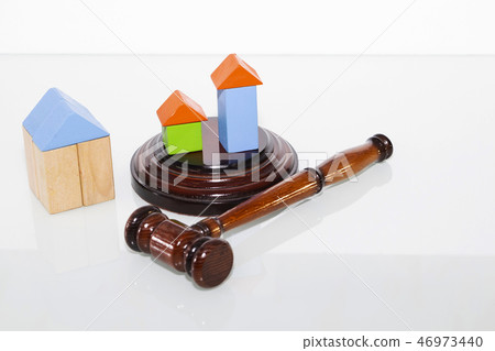 wooden house and judge gavel  46973440
