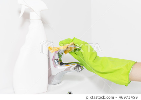 cleaning the faucet cleaning products. cleaning the faucet cleaning products. 46973459