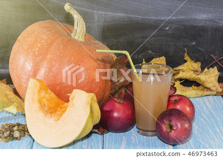 On the table are apples and pumpkins.  46973463