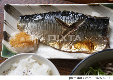 Grilled mackerel with salt 46978287