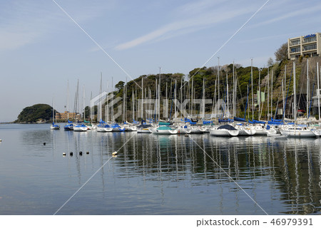 平靜的小海灣 46979391