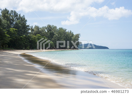 Coast of Sirinat National Park. Sunny day 21 December 2018 46981273
