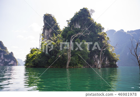 Landscape in Khao SOK national Park. Mountains and lake on a Sunny day 46981978