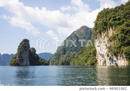 Landscape in Khao SOK national Park. Mountains and lake on a Sunny day 46981982