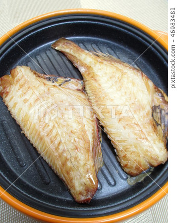 Bake red fish with a microwave cooker 46983481