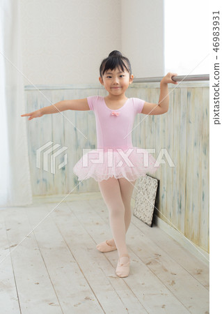 Ballet classroom 46983931