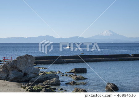One coast of winter in the winter One coast of winter in the winter 46984530