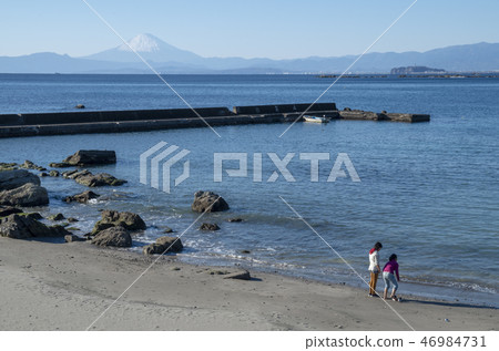 冬天的一個海岸在冬天 冬天的一個海岸在冬天 46984731