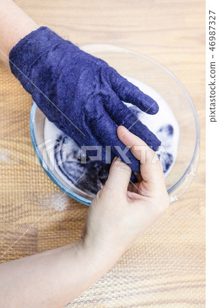 craftsman adapts size of felted glove craftsman adapts size of felted glove 46987327