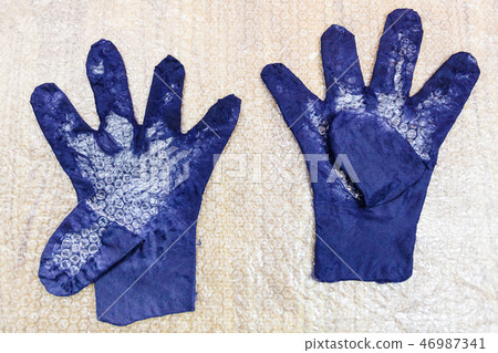 wet gloves with shaped finger and cutting pattern wet gloves with shaped finger and cutting pattern 46987341