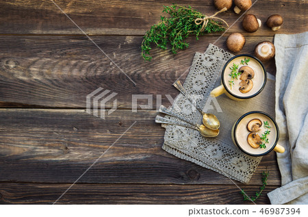 Creamy mushroom soup with champignons Creamy mushroom soup with champignons 46987394