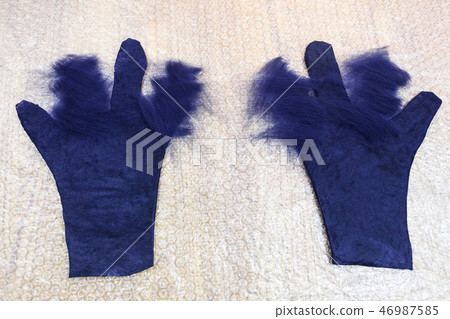 partly shaped gloves with new fibers on fingers 46987585
