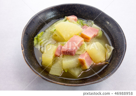 煮熟的清湯配火腿和蘿蔔 煮熟的清湯配火腿和蘿蔔 46988958