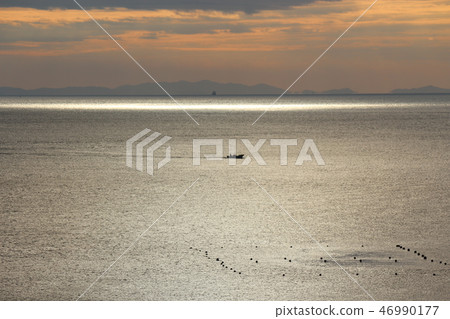 Lonely ship 46990177