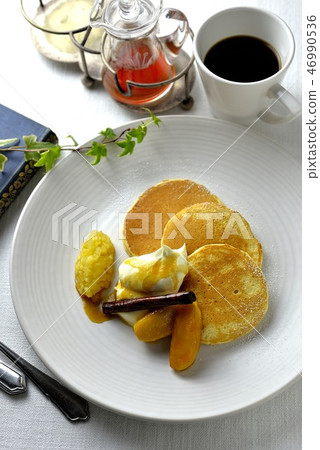 Pancakes (hot cakes) and caramel apple / pancakes 46990536