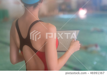 游泳 水池 女生 46991367