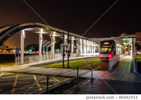 高雄輕軌、愛河橋、鼓山Asia Taiwan Kaohsiung City traffic 46992933