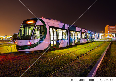 高雄輕軌、愛河橋、鼓山Asia Taiwan Kaohsiung City traffic 46992958
