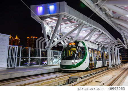 高雄輕軌、愛河橋、鼓山Asia Taiwan Kaohsiung City traffic 46992963