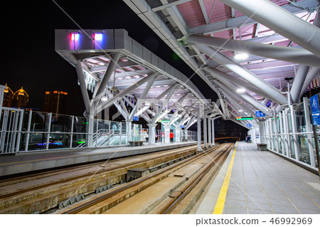 高雄輕軌、愛河橋、鼓山Asia Taiwan Kaohsiung City traffic 46992969