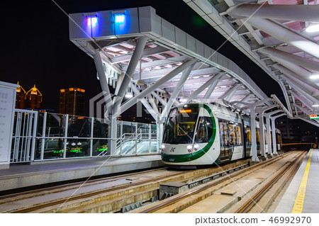 高雄輕軌、愛河橋、鼓山Asia Taiwan Kaohsiung City traffic 46992970