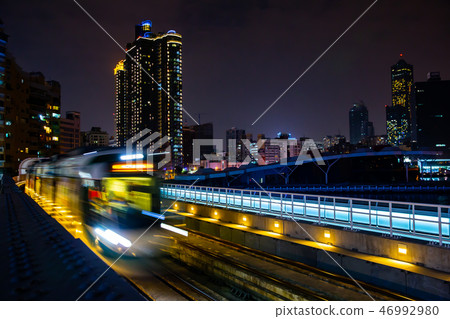 高雄輕軌、愛河橋、鼓山Asia Taiwan Kaohsiung City traffic 46992980