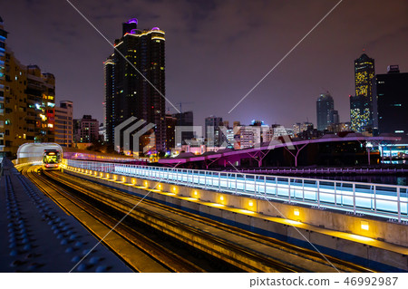 高雄輕軌、愛河橋、鼓山Asia Taiwan Kaohsiung City traffic 46992987