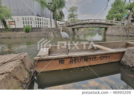 the boats with tourists smiling in the Canal 46993209