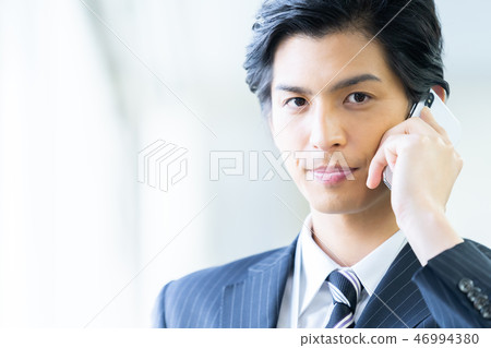 叫一個年輕商人的男性僱員 叫一個年輕商人的男性僱員 46994380