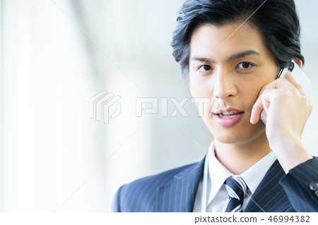叫一個年輕商人的男性僱員 46994382