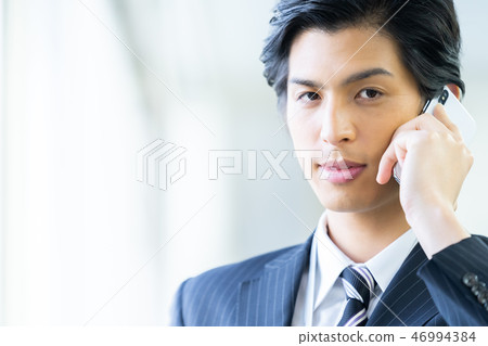 叫一個年輕商人的男性僱員 叫一個年輕商人的男性僱員 46994384