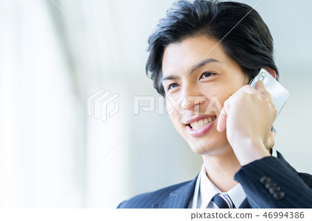 叫一個年輕商人的男性僱員 叫一個年輕商人的男性僱員 46994386