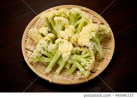 Raw cauliflower 46996335