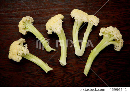 Raw cauliflower 46996341
