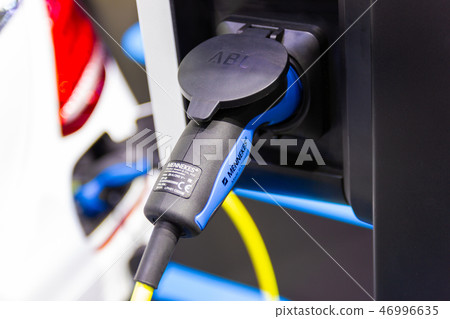 the charging the battery for the Mercedes 46996635