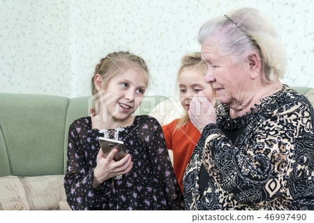 granddaughter teaches great-grandmother to use phone 46997490