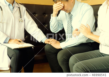 doctor explaining patient symptoms or asking a question 46998541