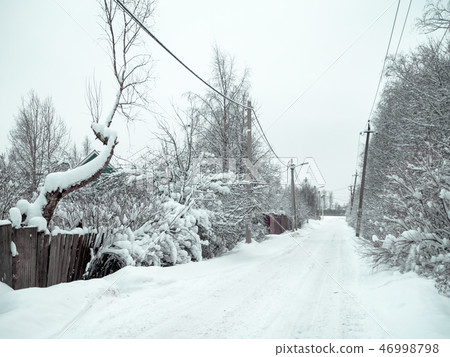 A lot of snow in the village. 46998798