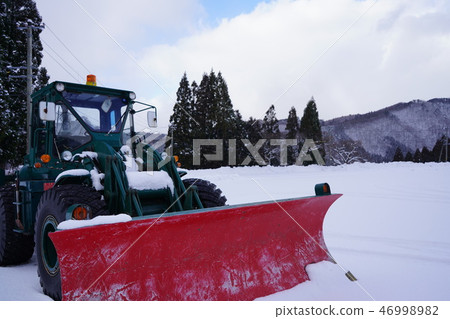 與掃雪機的雪場面 46998982
