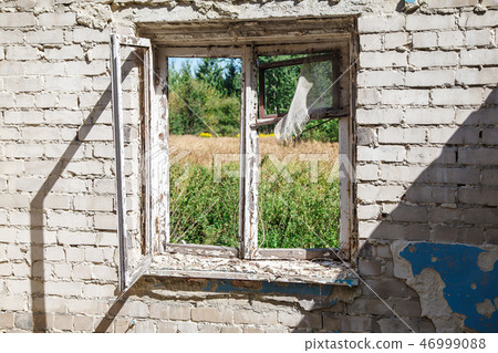 broken window in an abandoned house broken window in an abandoned house 46999088
